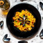 découvrez la recette authentique de la paella, un plat espagnol emblématique alliant riz, fruits de mer et viandes savoureuses. apprenez à préparer cette spécialité festive pour ravir vos convives lors de vos repas en famille ou entre amis.