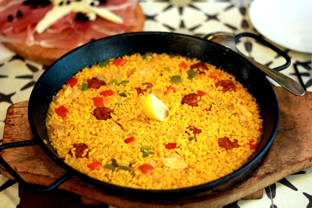 découvrez les secrets d'une délicieuse paella traditionnelle, un plat emblématique de la cuisine espagnole, riche en saveurs et en couleurs. apprenez à préparer cette spécialité à base de riz, fruits de mer et viandes, pour épater vos invités lors de vos repas en famille ou entre amis.