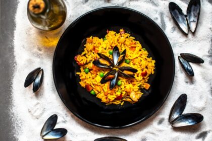 découvrez la recette authentique de la paella, un plat espagnol emblématique alliant riz, fruits de mer et viandes savoureuses. apprenez à préparer cette spécialité festive pour ravir vos convives lors de vos repas en famille ou entre amis.