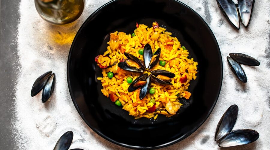 découvrez la recette authentique de la paella, un plat espagnol emblématique alliant riz, fruits de mer et viandes savoureuses. apprenez à préparer cette spécialité festive pour ravir vos convives lors de vos repas en famille ou entre amis.