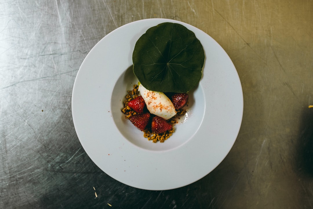 découvrez la panna cotta, un dessert italien crémeux et délicat, facile à préparer. avec sa texture veloutée et ses variations infinies de saveurs, cette douceur ravira vos papilles et impressionnera vos invités. apprenez à la réaliser chez vous pour un moment gourmands!