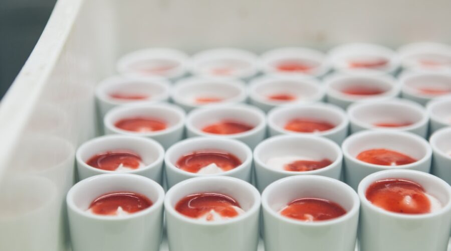 découvrez notre recette de panna cotta, un dessert italien crémeux et délicat qui fond dans la bouche. facile à préparer, il ravira vos papilles avec sa texture lisse et son goût subtilement sucré. ajoutez-y un coulis de fruits frais pour une touche de fraîcheur !