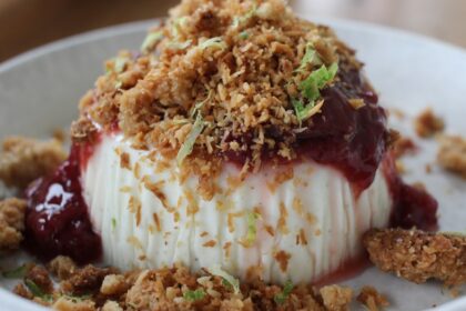 découvrez notre recette de panna cotta, un dessert italien crémeux et délicat, facile à préparer. réalisez ce délice onctueux aux arômes subtils et personnalisez-le avec votre coulis ou fruits préférés pour un plaisir gourmand à chaque bouchée.