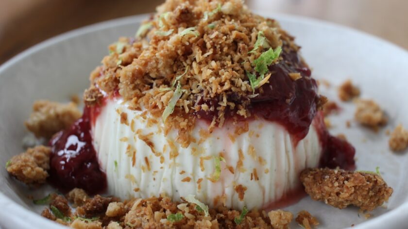 découvrez notre recette de panna cotta, un dessert italien crémeux et délicat, facile à préparer. réalisez ce délice onctueux aux arômes subtils et personnalisez-le avec votre coulis ou fruits préférés pour un plaisir gourmand à chaque bouchée.