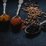 découvrez le paprika, cette épice colorée et savoureuse qui ajoute une touche de chaleur et de couleur à vos plats. explorez ses variétés, ses bienfaits pour la santé et des recettes délicieuses pour sublimer vos créations culinaires.