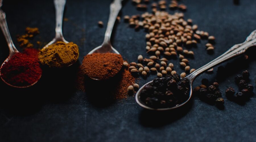 découvrez le paprika, cette épice colorée et savoureuse qui ajoute une touche de chaleur et de couleur à vos plats. explorez ses variétés, ses bienfaits pour la santé et des recettes délicieuses pour sublimer vos créations culinaires.