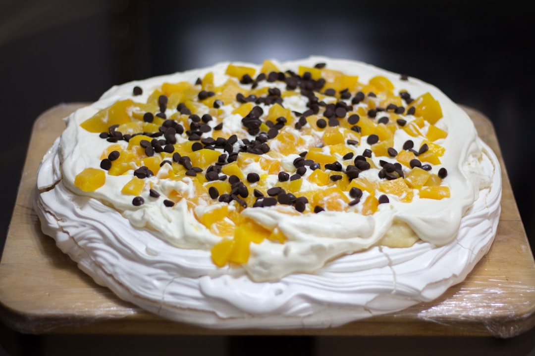 découvrez la recette de la pavlova, un dessert léger et aérien à base de meringue croustillante, garni de crème chantilly et de fruits frais. parfait pour impressionner vos convives, la pavlova allie douceur et élégance.
