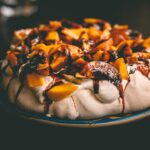 découvrez la pavlova, un dessert aérien à base de meringue, garnie de crème fouettée et de fruits frais. idéale pour impressionner vos invités lors d'occasions spéciales, cette délicieuse douceur allie textures et saveurs pour un véritable régal.