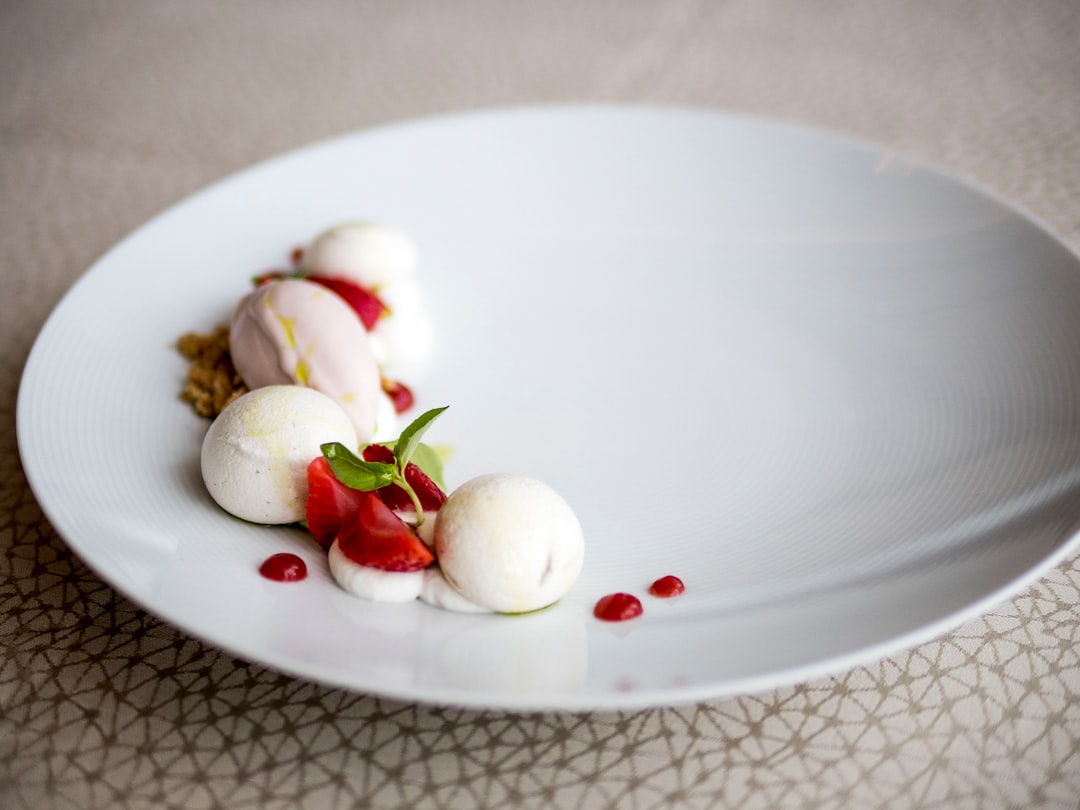 découvrez la pavlova, un dessert délicat à base de meringue croustillante, garnie de crème chantilly et de fruits frais. parfaite pour les occasions spéciales, cette douceur australienne séduira vos papilles avec son mélange de textures et de saveurs.