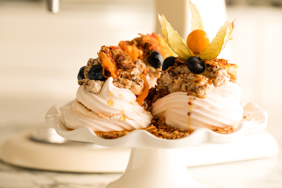 découvrez la pavlova, un dessert classique australien qui allie meringue croustillante et cœur moelleux, garni de crème chantilly et de fruits frais. parfait pour les occasions spéciales et les repas en famille, ce gâteau élégant saura ravir les papilles de tous.
