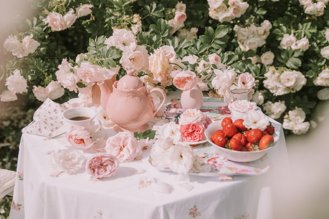 découvrez la pavlova, un délicieux dessert aérien à base de meringue, garni de fruits frais et de crème chantilly. parfait pour ajouter une touche de légèreté et de douceur à vos occasions spéciales.