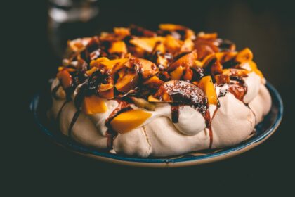 découvrez la pavlova, un dessert aérien à base de meringue, garnie de crème fouettée et de fruits frais. idéale pour impressionner vos invités lors d'occasions spéciales, cette délicieuse douceur allie textures et saveurs pour un véritable régal.