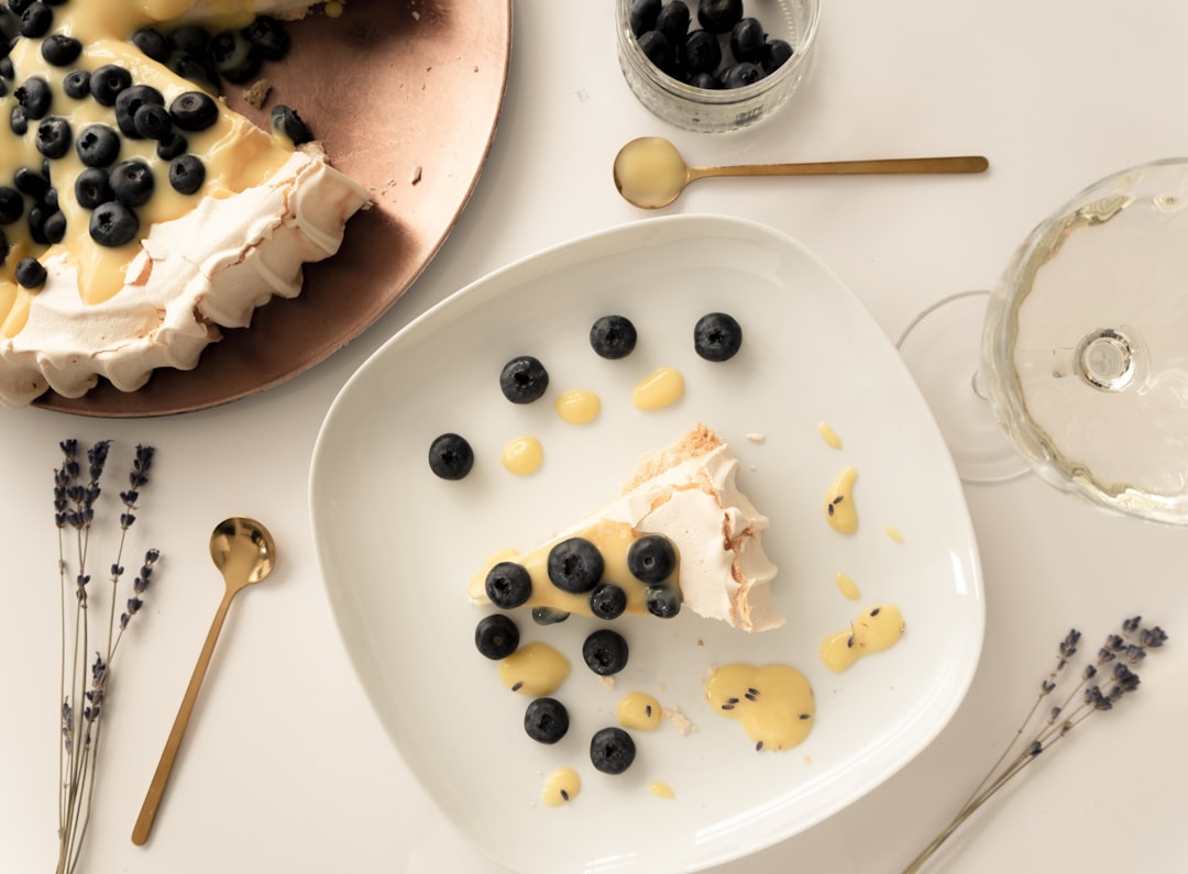 découvrez la pavlova, un dessert léger et aérien à base de meringue croustillante, surmonté de crème chantilly et de fruits frais. idéale pour impressionner vos invités, cette douceur est un véritable régal visuel et gustatif.
