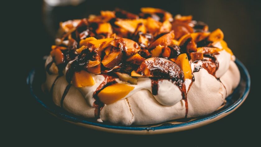 découvrez la pavlova, un dessert aérien à base de meringue, garnie de crème fouettée et de fruits frais. idéale pour impressionner vos invités lors d'occasions spéciales, cette délicieuse douceur allie textures et saveurs pour un véritable régal.