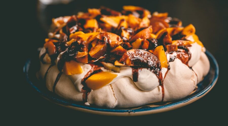 découvrez la pavlova, un dessert aérien à base de meringue, garnie de crème fouettée et de fruits frais. idéale pour impressionner vos invités lors d'occasions spéciales, cette délicieuse douceur allie textures et saveurs pour un véritable régal.