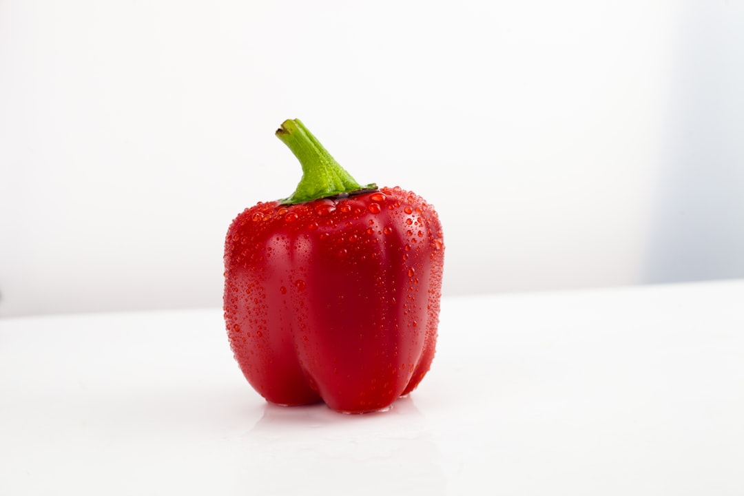 découvrez le poivre, cette épice incontournable qui rehausse le goût de vos plats. apprenez tout sur ses variétés, ses bienfaits pour la santé et comment l'utiliser en cuisine pour des recettes savoureuses.