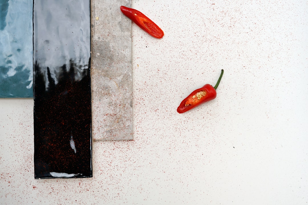 découvrez l'univers du poivre, un condiment essentiel en cuisine qui ajoute une touche de saveur et de piquant à tous vos plats. explorez ses différentes variétés, ses bienfaits pour la santé et des astuces pour le choisir et l'utiliser au quotidien.