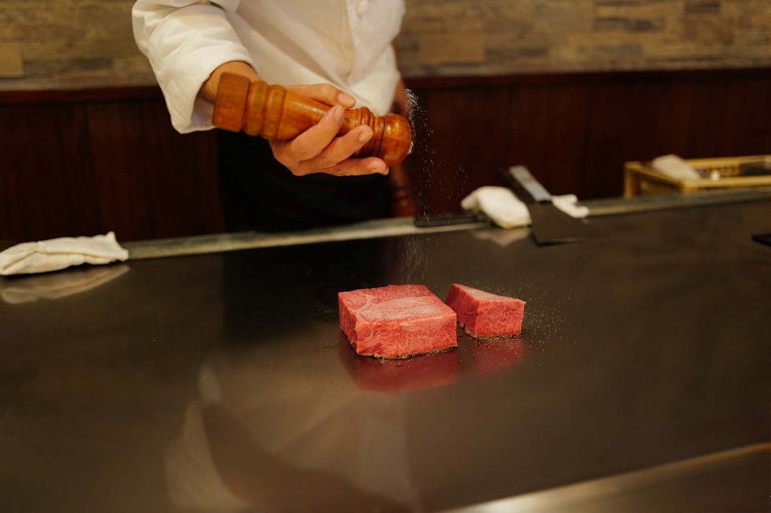 découvrez les secrets pour préparer le steak parfait : des astuces de cuisson aux accompagnements idéaux, réveillez le chef en vous et savourez une viande délicieuse et juteuse à chaque bouchée.