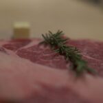 découvrez comment préparer le steak parfait grâce à nos conseils culinaires et à nos techniques de cuisson. apprenez à choisir la meilleure viande, à maîtriser les temps de cuisson pour un résultat juteux et savoureux, et à assaisonner votre steak pour un festin inoubliable.