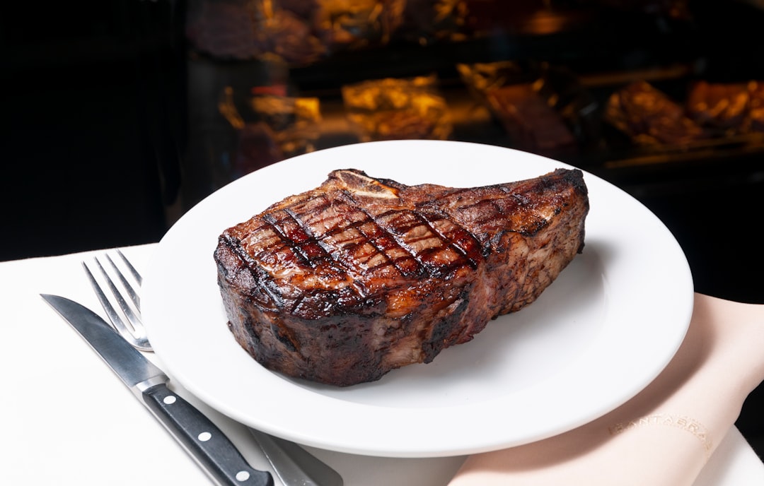 découvrez comment préparer le steak parfait grâce à nos conseils d'experts, recettes savoureuses et techniques de cuisson infaillibles. savourez une viande juteuse et pleine de saveurs qui ravira vos papilles.