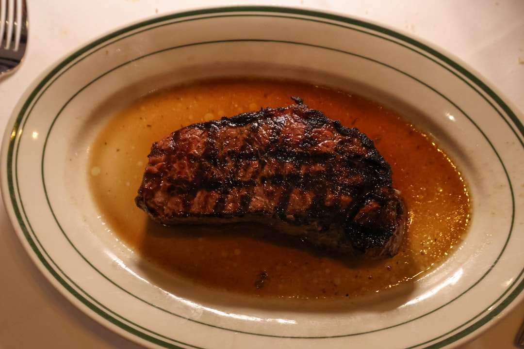 découvrez l'art de préparer le steak parfait avec nos astuces et recettes. dégustez une viande tendre et juteuse, cuite à la perfection, qui ravira vos papilles et impressionnera vos invités. que vous soyez novice ou chef cuisinier, explorez des techniques infaillibles pour un steak savoureux.