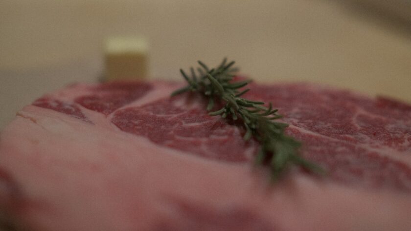 découvrez comment préparer le steak parfait grâce à nos conseils culinaires et à nos techniques de cuisson. apprenez à choisir la meilleure viande, à maîtriser les temps de cuisson pour un résultat juteux et savoureux, et à assaisonner votre steak pour un festin inoubliable.