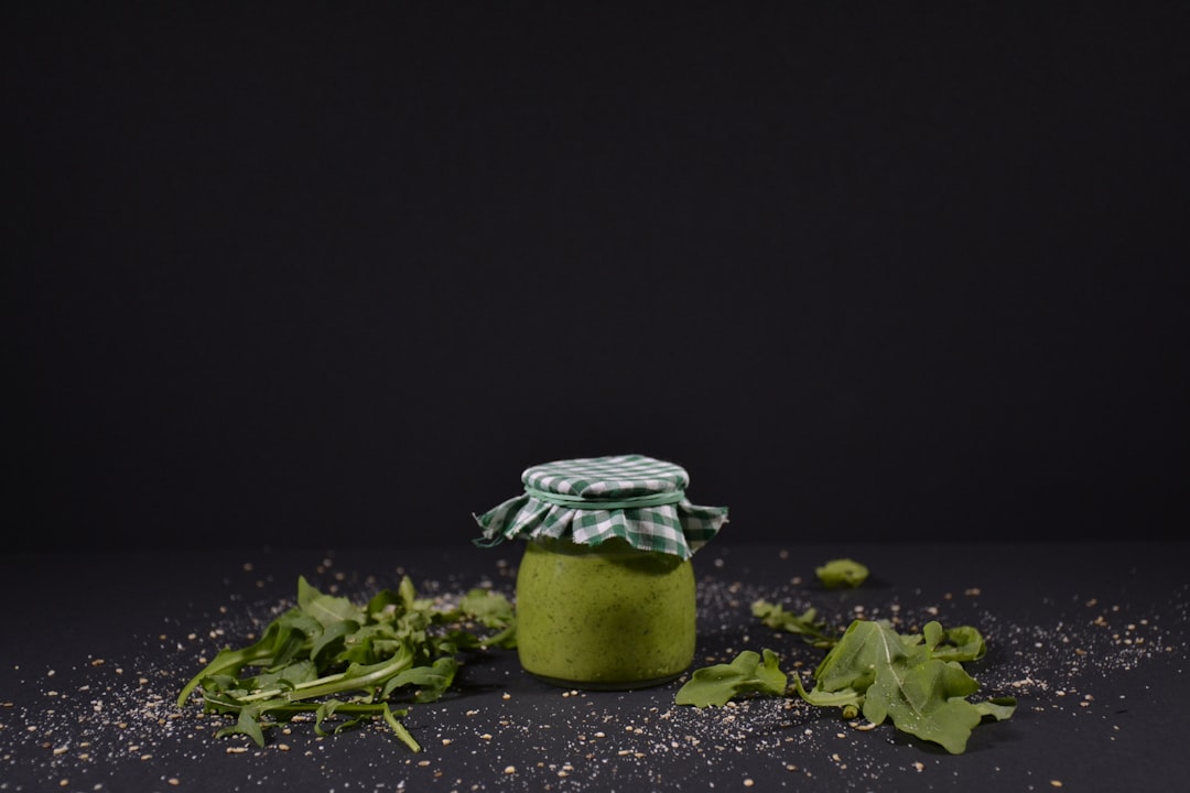 découvrez notre recette authentique de pesto, un condiment italien savoureux à base de basilic frais, de pignons de pin et de parmesan. parfait pour agrémenter vos pâtes, bruschettas ou viandes, ce pesto fait maison ravira vos papilles et embellira vos plats.