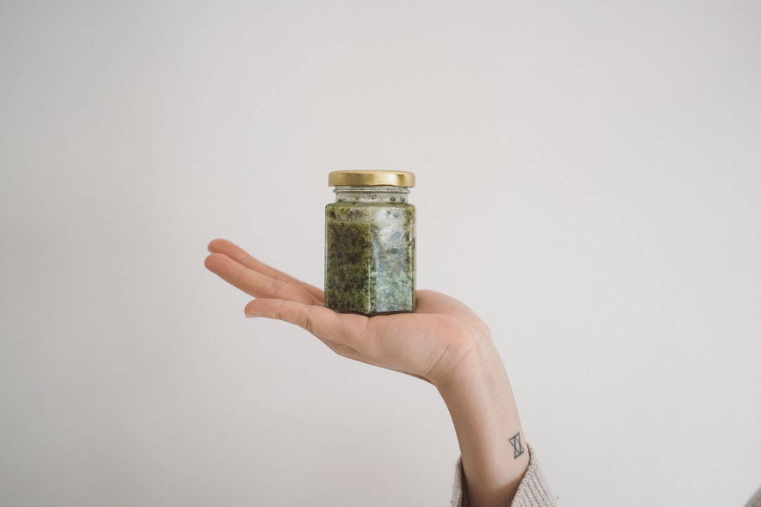 découvrez notre recette de pesto maison, un délicieux mélange de basilic frais, d'ail, de pignons de pin et de parmesan. parfait pour agrémenter vos pastas, viandes ou légumes ! facile à réaliser, il ajoutera une touche méditerranéenne à vos plats.