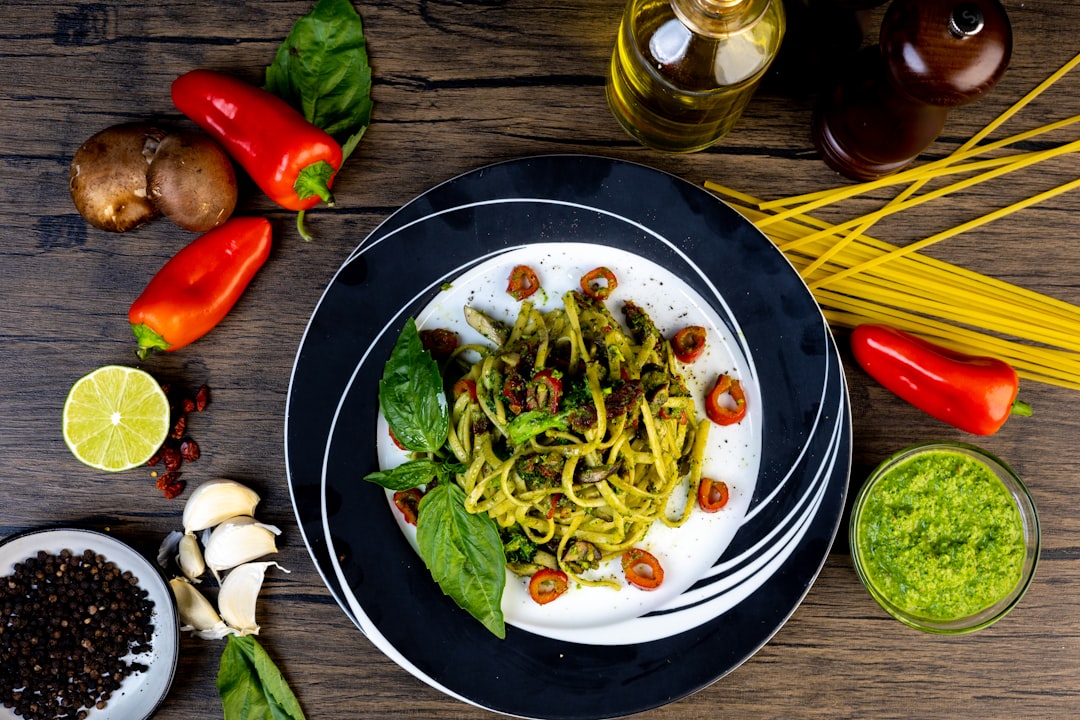 découvrez le pesto, cette délicieuse sauce italienne à base de basilic frais, de pignons de pin et de parmesan. parfait pour agrémenter vos pâtes, viandes ou tartines, le pesto apporte une touche de saveur méditerranéenne à vos plats. apprenez comment le préparer facilement chez vous et explorez ses nombreuses variantes.