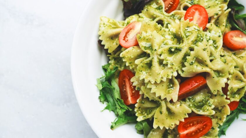 découvrez la recette authentique du pesto, une sauce italienne savoureuse à base de basilic frais, d'ail, de pignons de pin et de parmesan. idéale pour accompagner vos pâtes, pizzas ou tartines, le pesto apportera une touche de fraîcheur et de goût à vos plats.