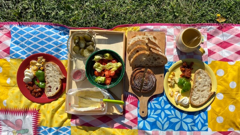 découvrez des recettes de pique-nique savoureuses et faciles à préparer pour rendre vos sorties en plein air inoubliables. des idées de plats frais et gourmands pour régaler vos amis et votre famille !