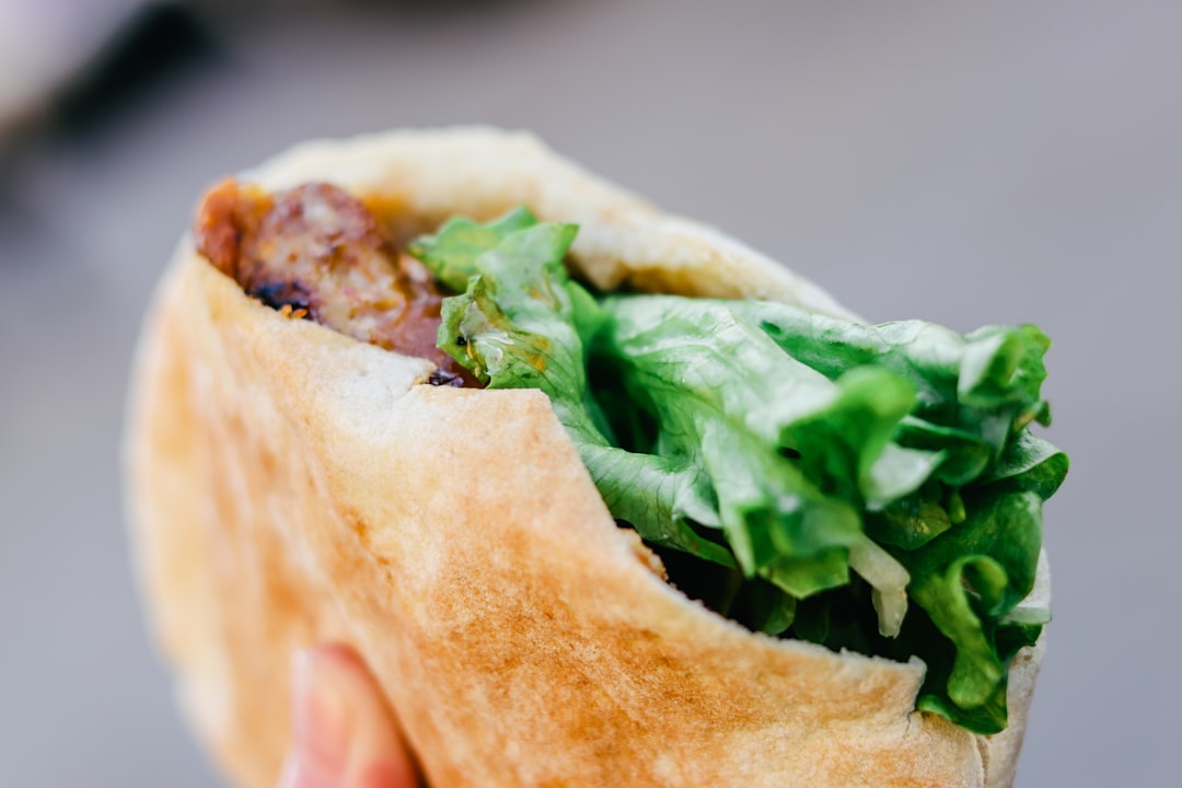 découvrez notre délicieuse pita, un incontournable de la cuisine méditerranéenne. avec ses ingrédients frais et savoureux, elle saura satisfaire toutes vos envies. parfaite pour un repas rapide ou un déjeuner léger, la pita est une option gourmande et saine. explorez notre gamme de recettes et ajoutez une touche de chaleur à vos repas!