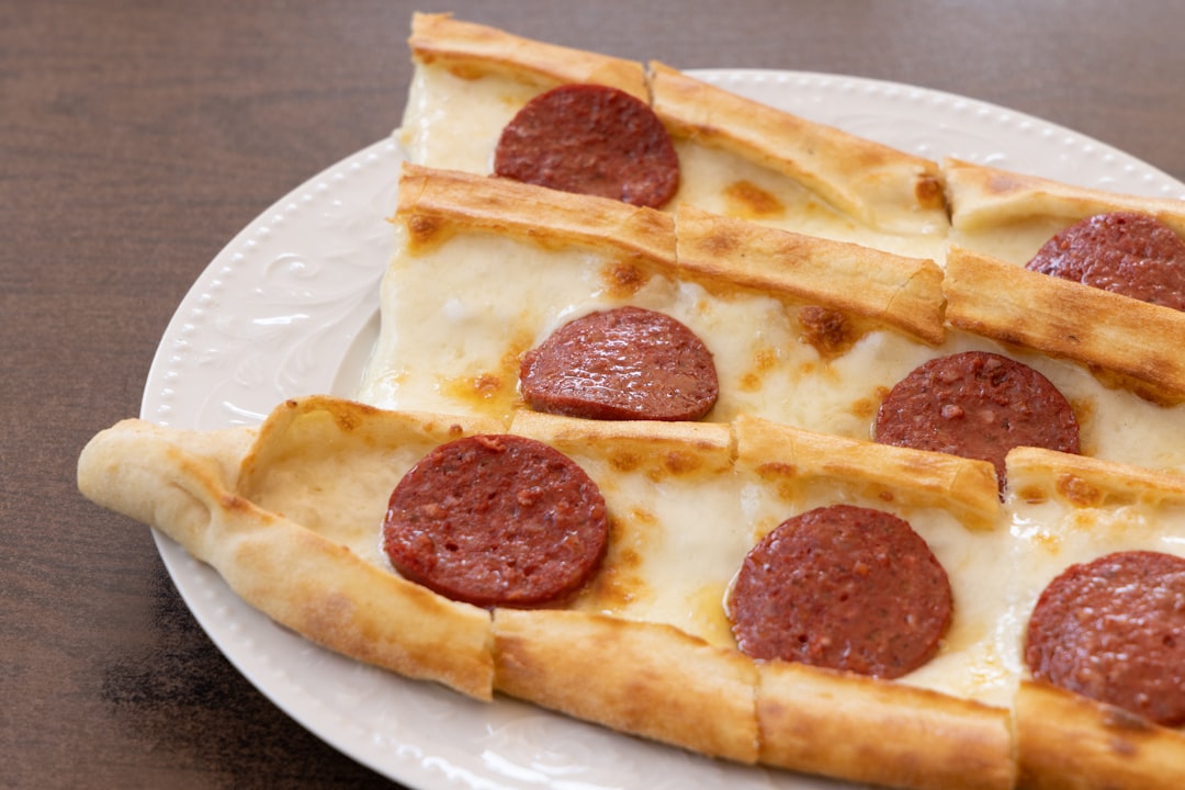 découvrez l'univers savoureux du pita, ce pain à la fois moelleux et croustillant, idéal pour des garnitures variées. que vous soyez amateur de viandes marinées, de légumes croquants ou de sauces gourmandes, le pita est une option délicieuse et pratique pour un repas équilibré ou un encas rapide.