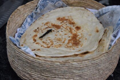 découvrez la pita, une délicieuse galette originaire du moyen-orient, parfaite pour vos repas rapides et savoureux. remplie de viandes marinées, de légumes croquants et de sauces onctueuses, elle séduira vos papilles à chaque bouchée. idéale pour les amateurs de cuisine méditerranéenne, la pita est à la fois saine et gourmande.
