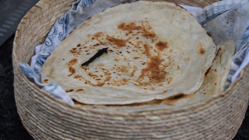 découvrez la pita, une délicieuse galette originaire du moyen-orient, parfaite pour vos repas rapides et savoureux. remplie de viandes marinées, de légumes croquants et de sauces onctueuses, elle séduira vos papilles à chaque bouchée. idéale pour les amateurs de cuisine méditerranéenne, la pita est à la fois saine et gourmande.
