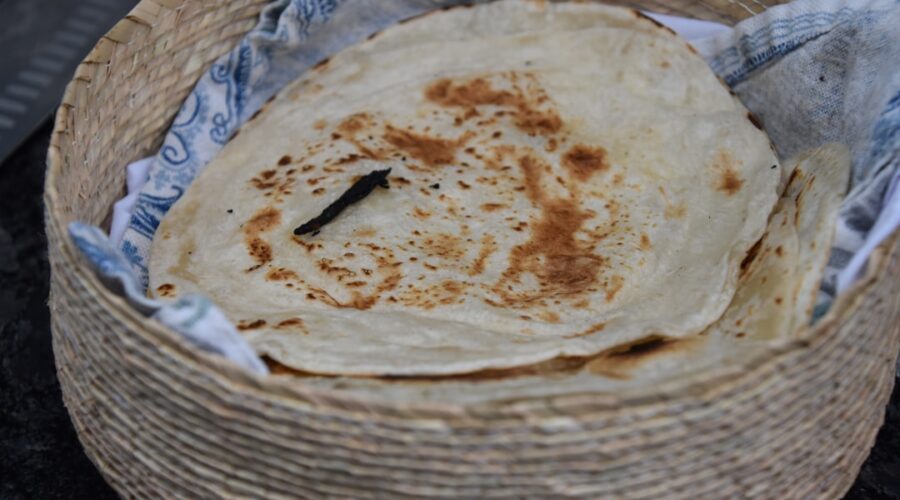 découvrez la pita, une délicieuse galette originaire du moyen-orient, parfaite pour vos repas rapides et savoureux. remplie de viandes marinées, de légumes croquants et de sauces onctueuses, elle séduira vos papilles à chaque bouchée. idéale pour les amateurs de cuisine méditerranéenne, la pita est à la fois saine et gourmande.