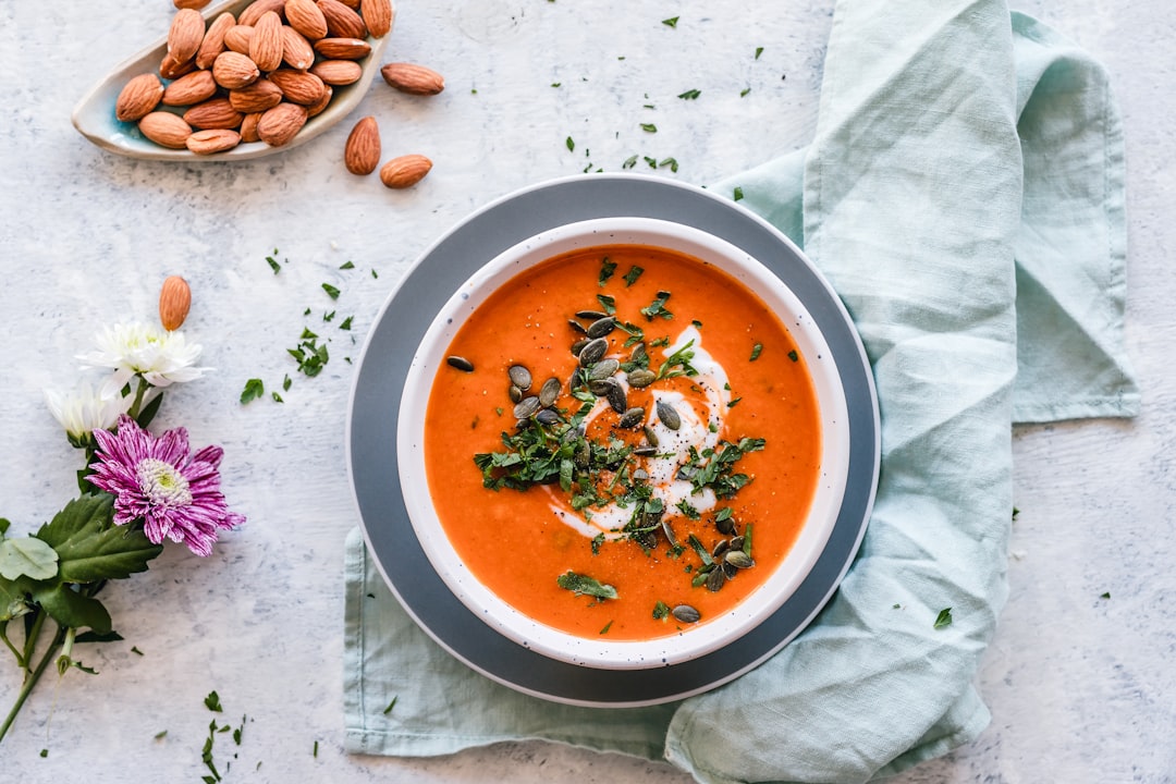 découvrez la délicieuse recette de soupe de potiron, idéale pour réchauffer vos soirées d'automne. cette préparation crémeuse et savoureuse allie les saveurs douces du potiron aux épices réconfortantes, parfaite pour un repas convivial en famille ou entre amis.