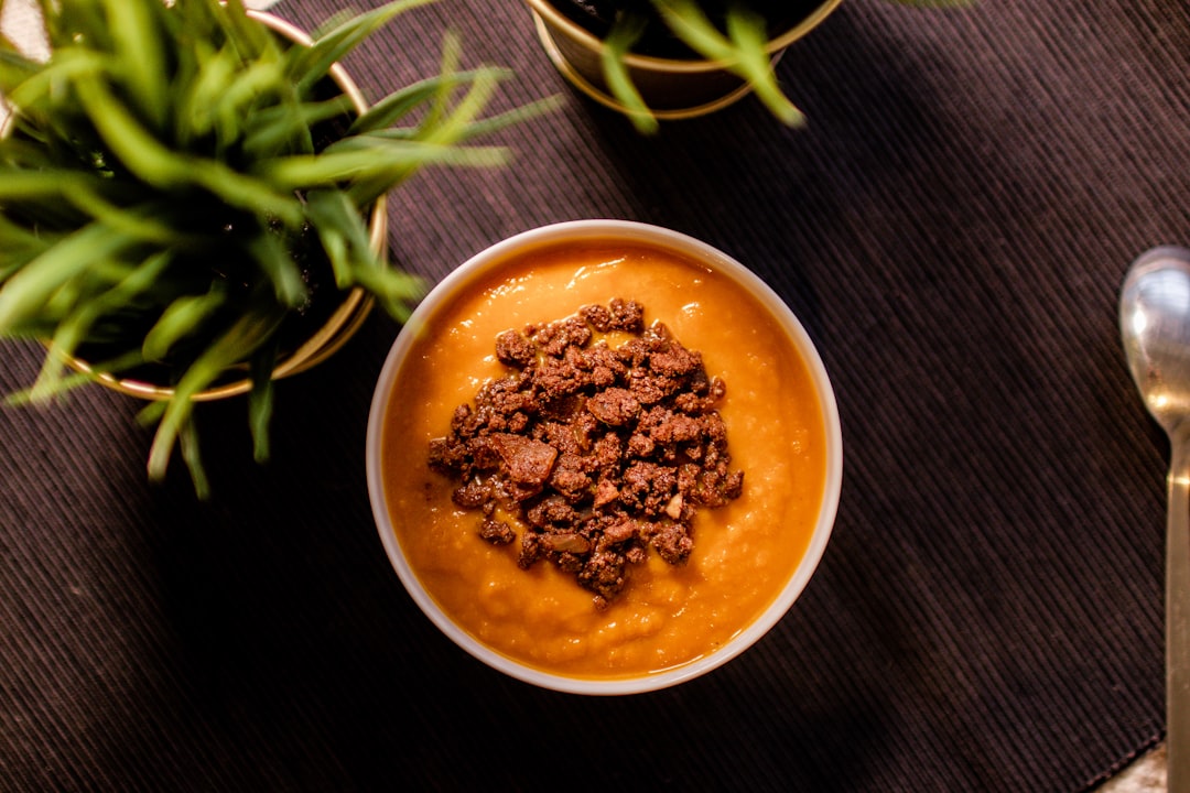 découvrez notre délicieuse recette de soupe de potiron, un plat réconfortant et crémeux, parfait pour réchauffer vos soirées d'automne. facile à préparer, elle allie les saveurs douces du potiron aux épices chaleureuses, pour un moment de gourmandise inoubliable.