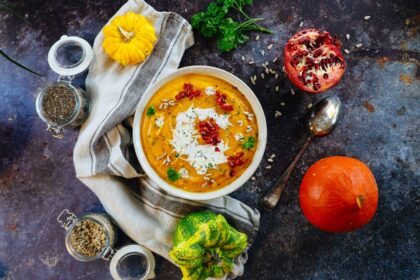 découvrez notre délicieuse recette de soupe de potiron, un velouté réconfortant et savoureux, parfait pour les jours d'automne. savourez la douceur des courges associée à des épices réchauffantes.