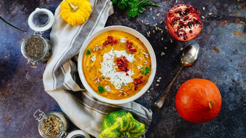 découvrez notre délicieuse recette de soupe de potiron, un velouté réconfortant et savoureux, parfait pour les jours d'automne. savourez la douceur des courges associée à des épices réchauffantes.