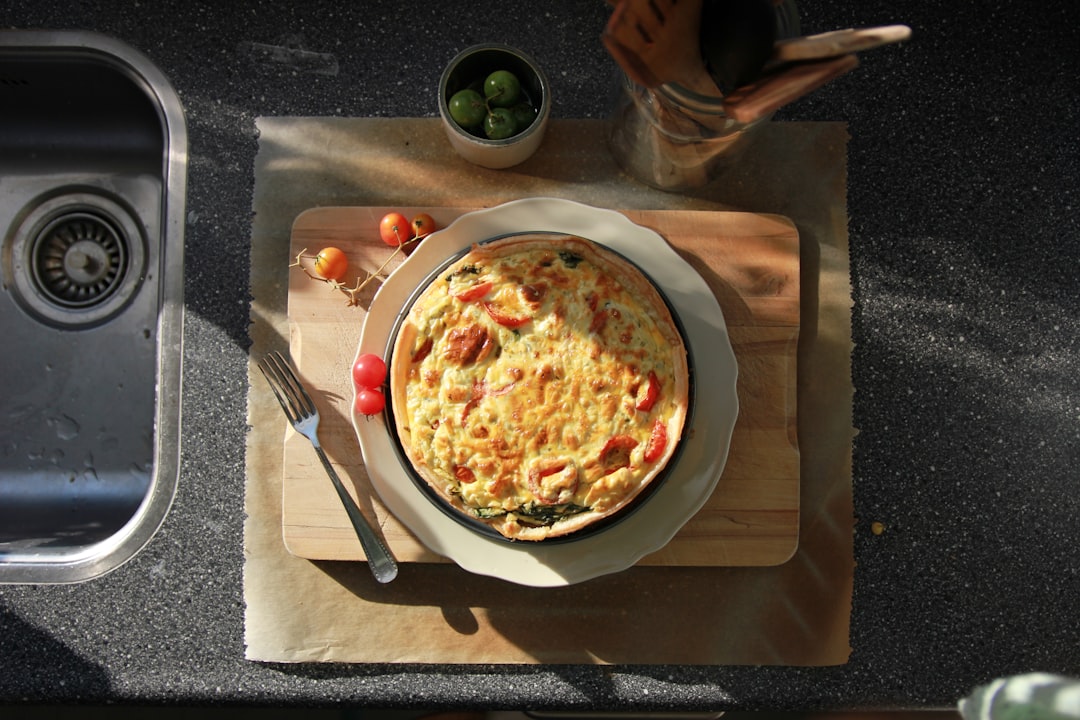 découvrez la recette facile et délicieuse de la quiche : un mélange savoureux d'œufs, de crème et de garnitures variées, parfait pour un déjeuner, un dîner ou un apéritif. essayez notre version classique ou laissez libre cours à votre créativité avec des ingrédients de saison!