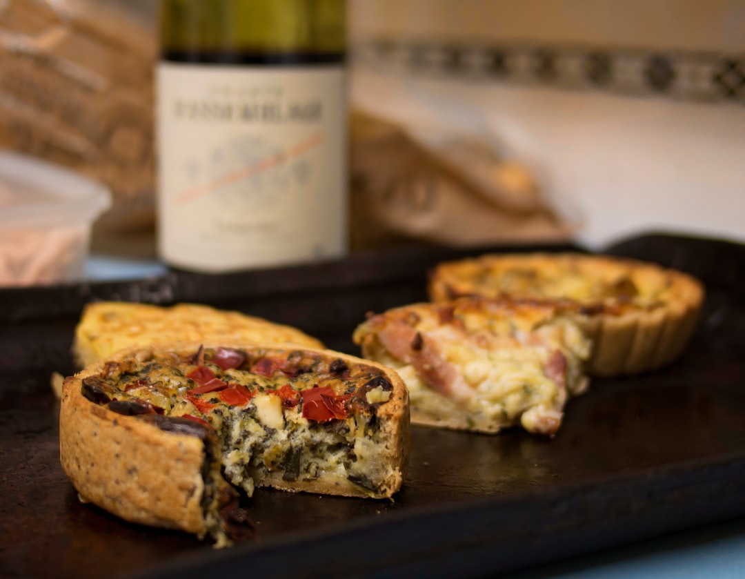 découvrez la recette parfaite de la quiche, un plat savoureux et polyvalent idéal pour vos déjeuners et dîners. facile à préparer, elle ravira vos invités avec ses différentes garnitures, qu'elles soient classiques ou créatives. explorez nos astuces et conseils pour réussir cette spécialité française incontournable.