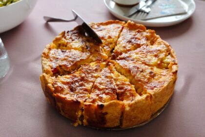 découvrez la recette parfaite de la quiche, un plat savoureux et réconfortant. facile à préparer, cette spécialité traditionnelle peut être adaptée avec vos ingrédients préférés. idéale pour un repas en famille ou un pique-nique entre amis !