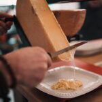 découvrez la délicieuse tradition de la raclette, un plat savoureux qui allie fromage fondant, pommes de terre et charcuterie. idéal pour des soirées conviviales entre amis ou en famille, laissez-vous séduire par ce repas réconfortant et plein de saveurs. plongez dans l'art de la raclette et savourez des moments chaleureux autour de la table.