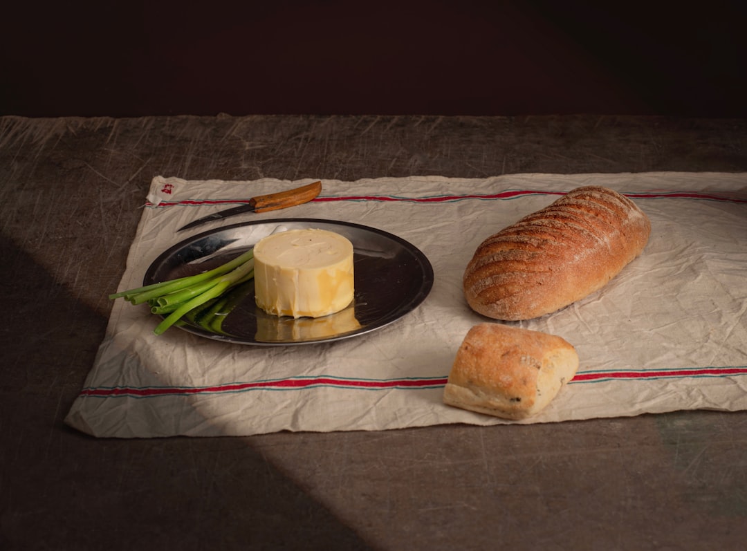 découvrez l'authenticité et le plaisir de la raclette, un plat savoureux et convivial qui ravira vos repas entre amis ou en famille. apprenez à préparer cette spécialité savoyarde, avec des astuces pour un fromage fondu parfaitement crémeux et des accompagnements qui feront toute la différence.