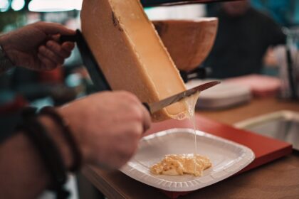 découvrez la délicieuse tradition de la raclette, un plat savoureux qui allie fromage fondant, pommes de terre et charcuterie. idéal pour des soirées conviviales entre amis ou en famille, laissez-vous séduire par ce repas réconfortant et plein de saveurs. plongez dans l'art de la raclette et savourez des moments chaleureux autour de la table.