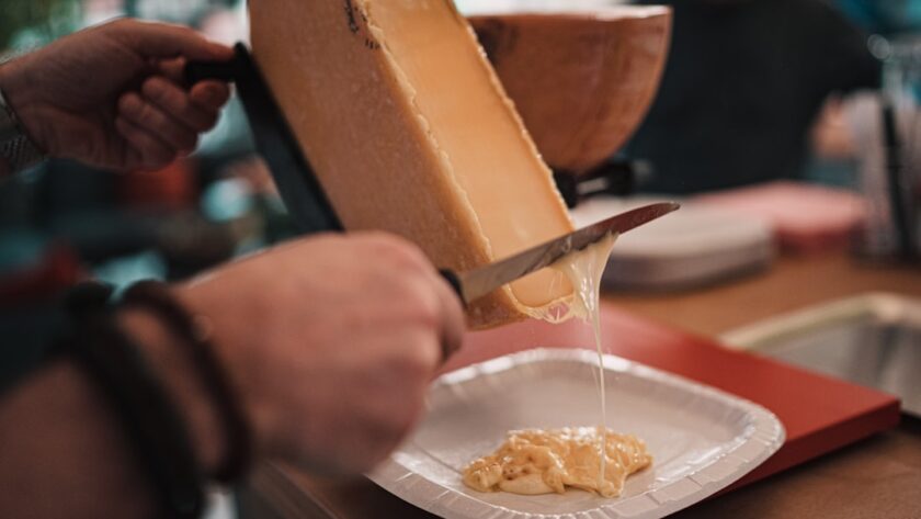 découvrez la délicieuse tradition de la raclette, un plat savoureux qui allie fromage fondant, pommes de terre et charcuterie. idéal pour des soirées conviviales entre amis ou en famille, laissez-vous séduire par ce repas réconfortant et plein de saveurs. plongez dans l'art de la raclette et savourez des moments chaleureux autour de la table.