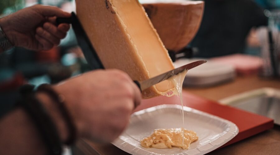 découvrez la délicieuse tradition de la raclette, un plat savoureux qui allie fromage fondant, pommes de terre et charcuterie. idéal pour des soirées conviviales entre amis ou en famille, laissez-vous séduire par ce repas réconfortant et plein de saveurs. plongez dans l'art de la raclette et savourez des moments chaleureux autour de la table.
