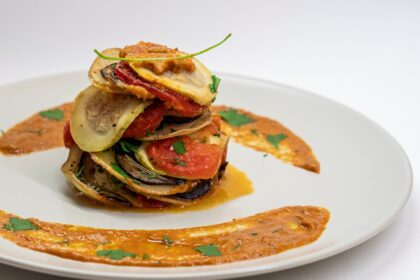 découvrez la recette traditionnelle de la ratatouille, un plat provençal savoureux à base de légumes frais et colorés, mijotés ensemble pour offrir une explosion de saveurs. apprenez à préparer ce délice simple et sain qui ravira vos papilles et égayera vos repas.