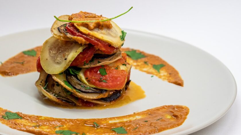 découvrez la recette traditionnelle de la ratatouille, un plat provençal savoureux à base de légumes frais et colorés, mijotés ensemble pour offrir une explosion de saveurs. apprenez à préparer ce délice simple et sain qui ravira vos papilles et égayera vos repas.